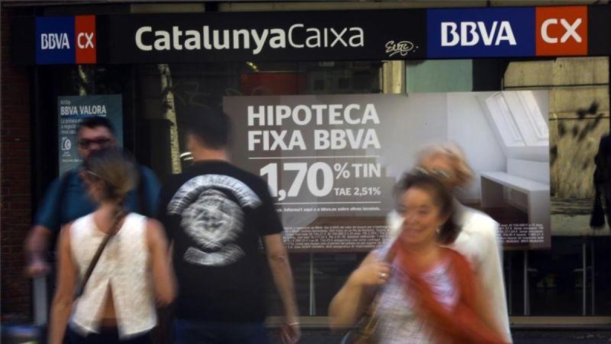 Anuncios de hipotecas en una entidad bancaria en Barcelona.