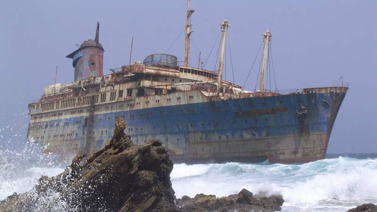 ‘AMERICAN STAR’. Este enorme barco, que protagoniza uno de los relatos del libro, encalló en 1994 en Fuerteventura y el oleaje lo fue desmantelando poco a poco.