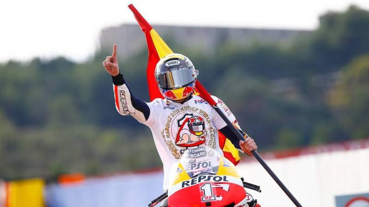 Márquez señala con su dedo el número uno de campeón encima de su Honda en cuyo carenado lucía tras la carrera el mismo dígito.