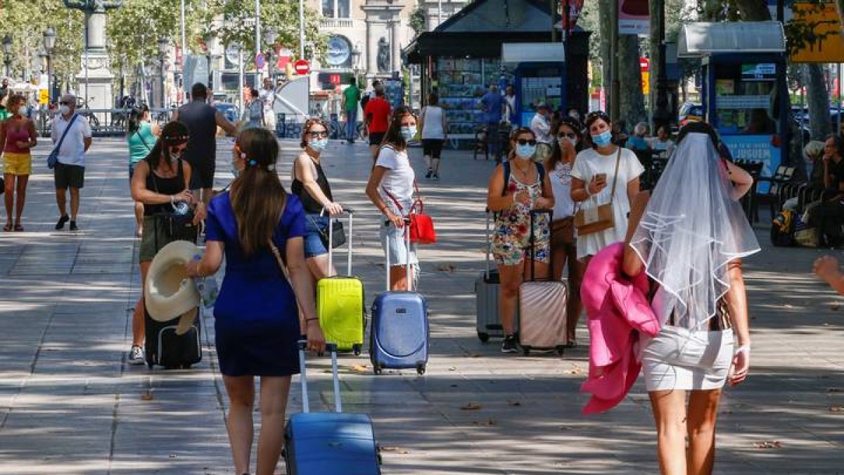 Varias turistas caminan por las Ramblas de Barcelona , hoy domingo. QUIQUE GARCÍA