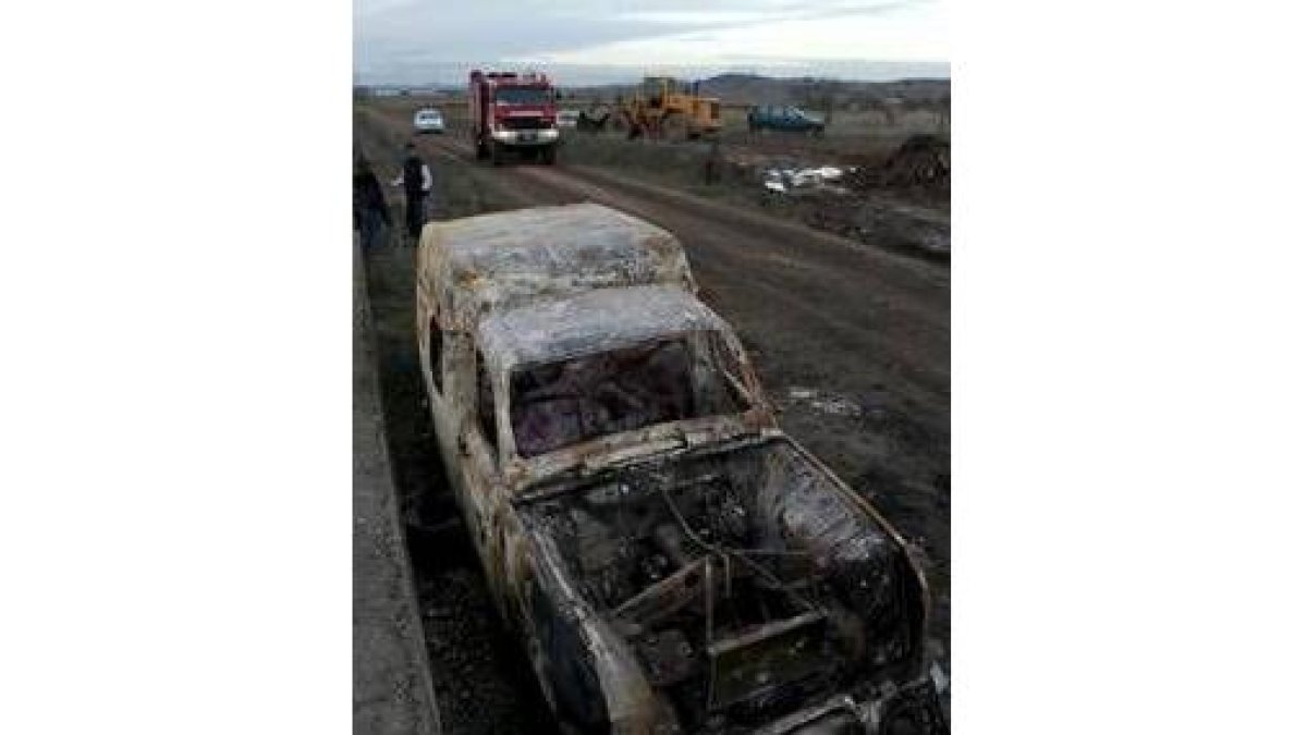 Estado en el que quedó un vehículo afectado por el incendio