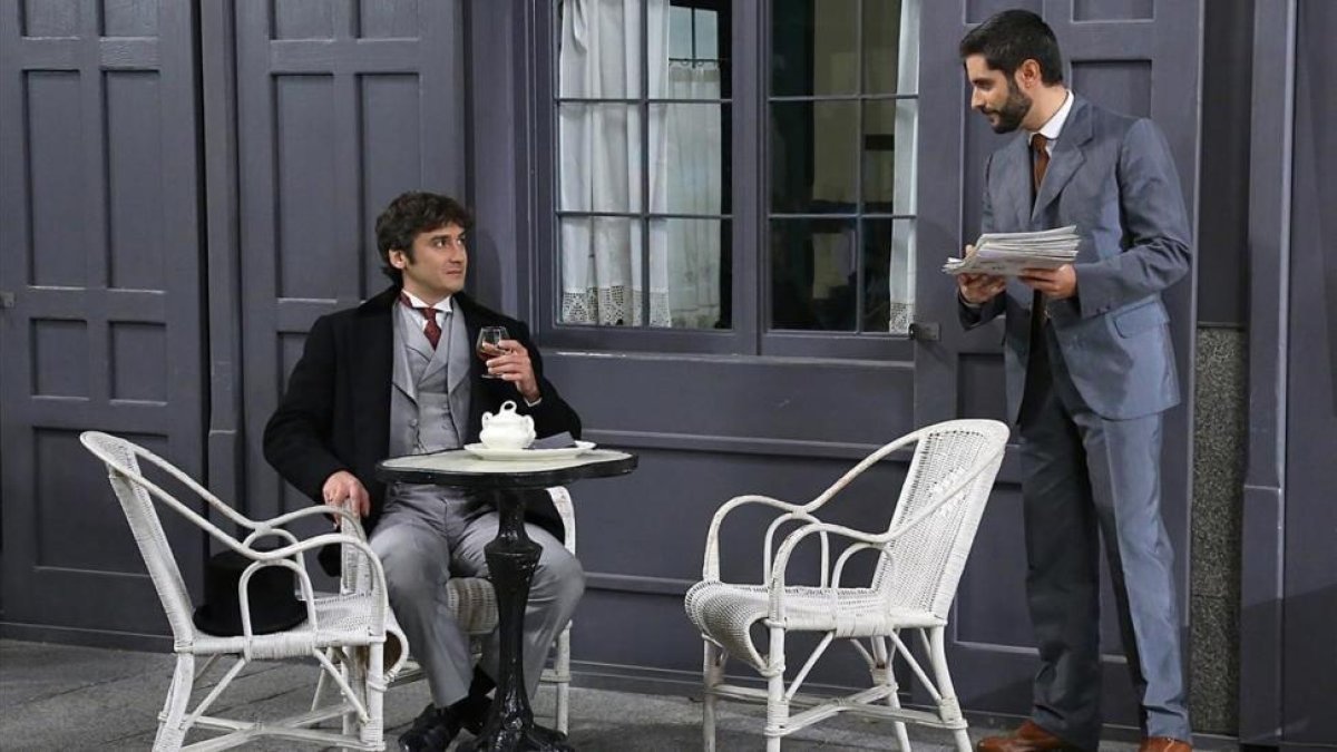 Escena de la serie Acacias 38, con uno de los personajes bebiendo una bebida alcohólica.