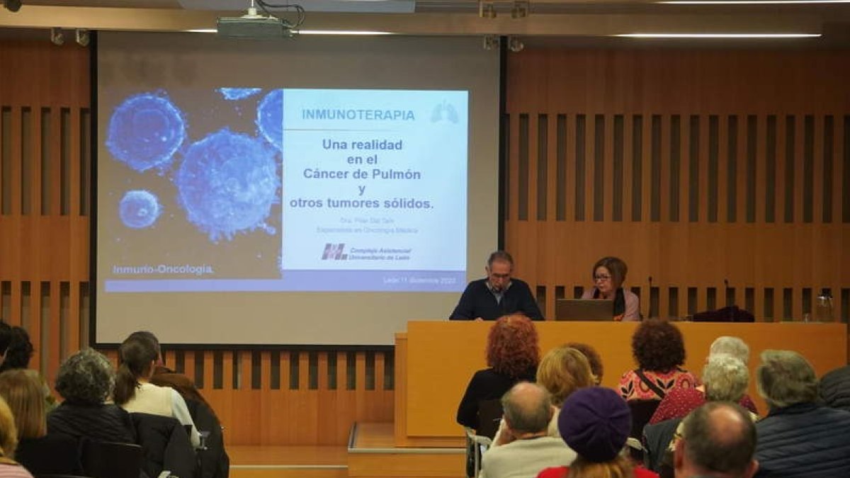 Pilar Diz, oncóloga médica del Caule e investigadora, fue presentada por el presidente de la Asociación Española contra el cáncer en León, Estanislao de Luis. J. NOTARIO