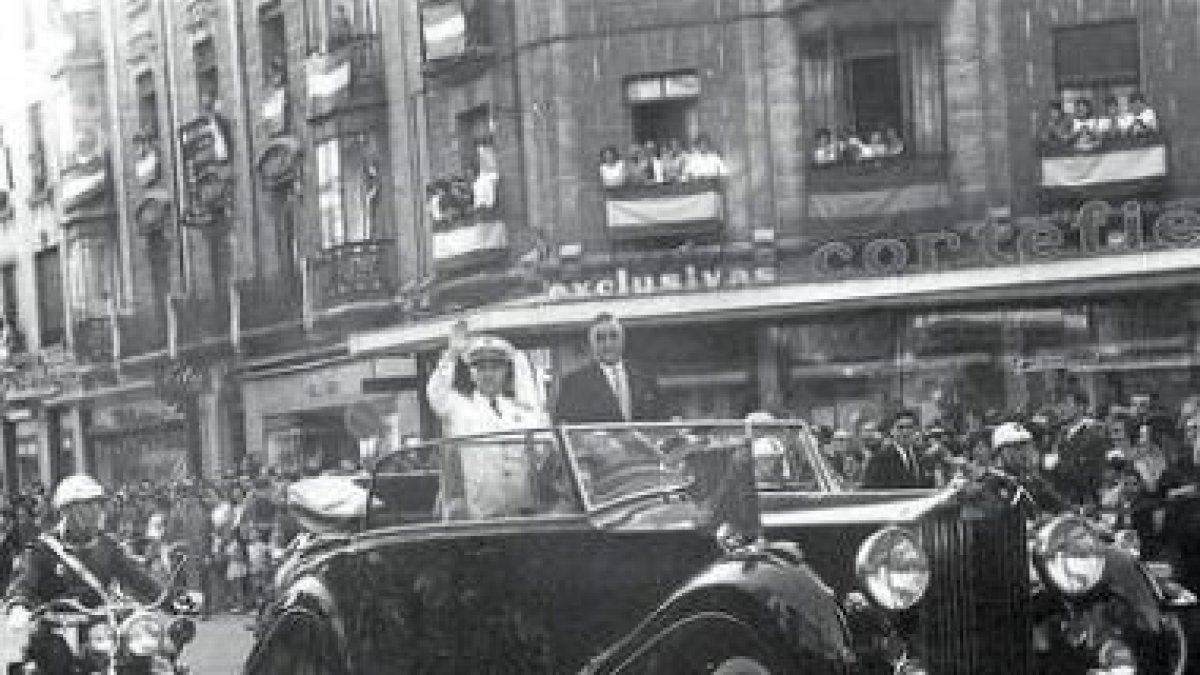 Francisco Franco, en un paseo en coche descubierto por la capital leonesa.