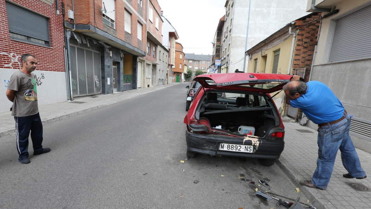 Uno de los turismos dañados, aparcado ayer en la calle Cuenca, en el barrio de Flores