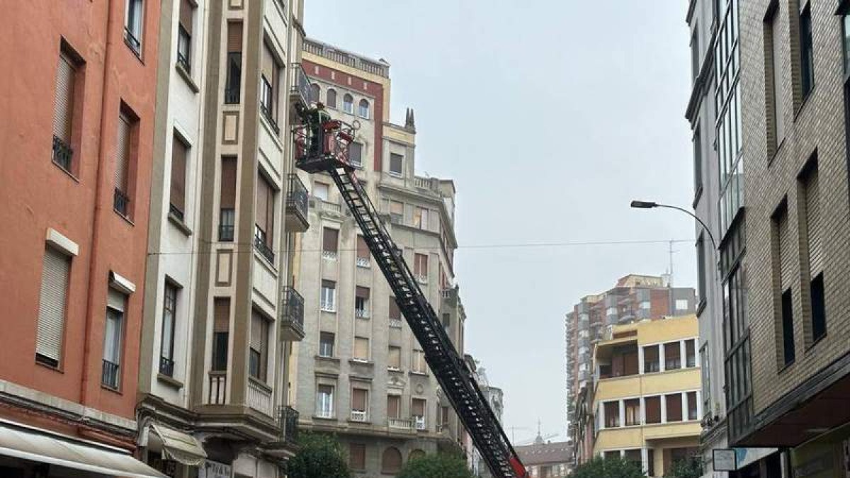 Un momento de la intervención de los bomberos. DL