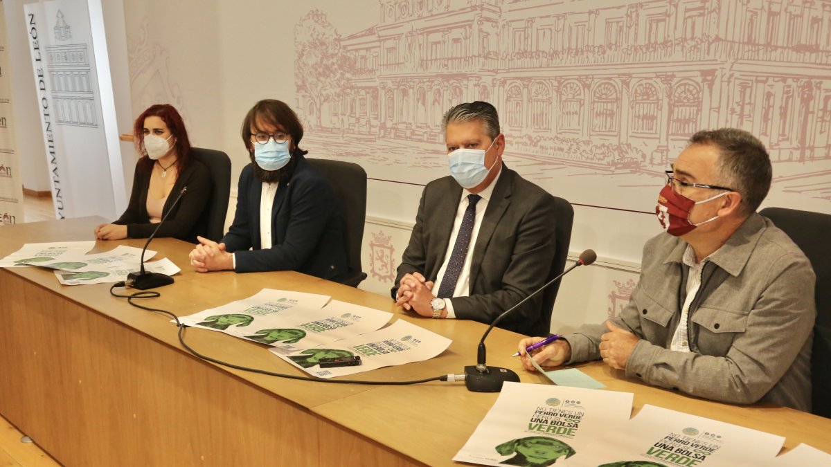 Presentación de la campaña del Ayuntamiento de León y MasQPerros para concienciar de la importancia de la recogida de excrementos. AYUNTAMIENTO DE LEÓN