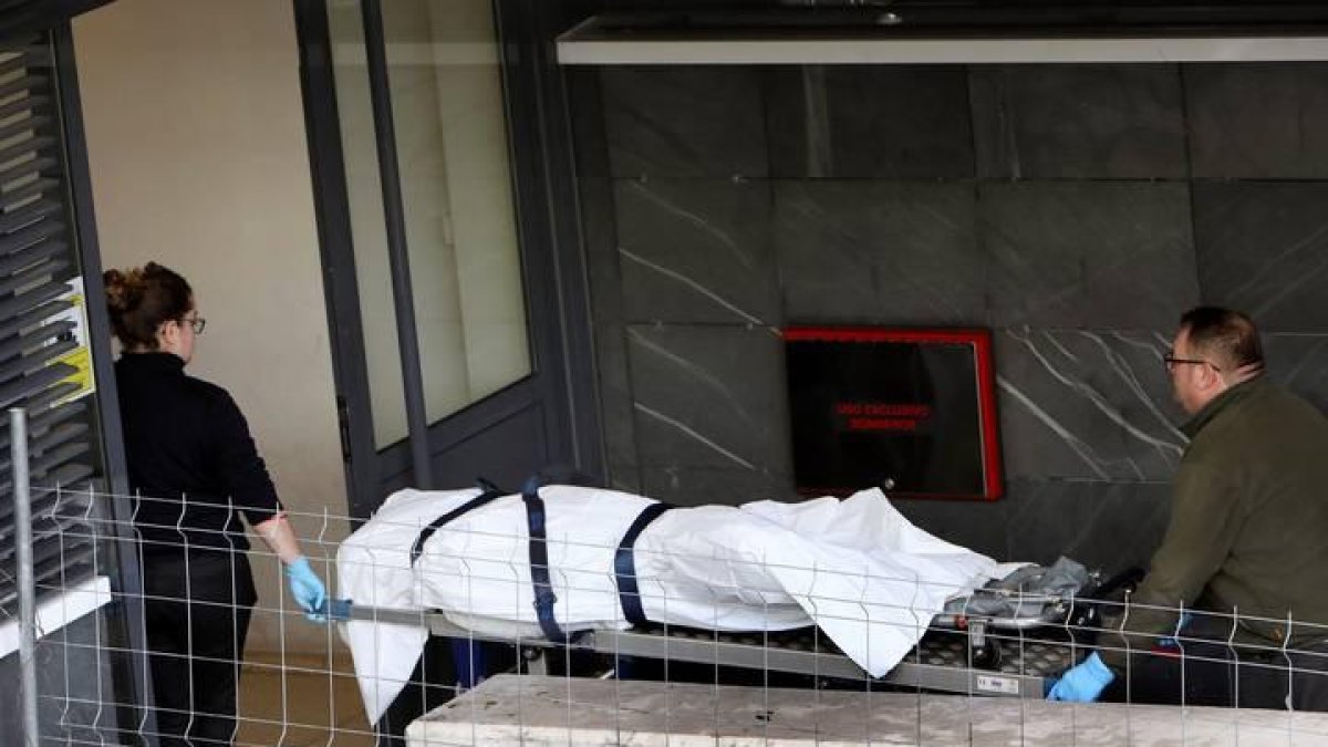 Operarios de la funeraria trasladan al policlínico de Conxo en Santiago de Compostela, el cuerpo de Diana Quer,