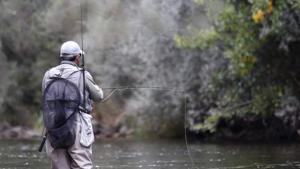 Un pescador en uno de los ríos de la provincia. FERNANDO OTERO