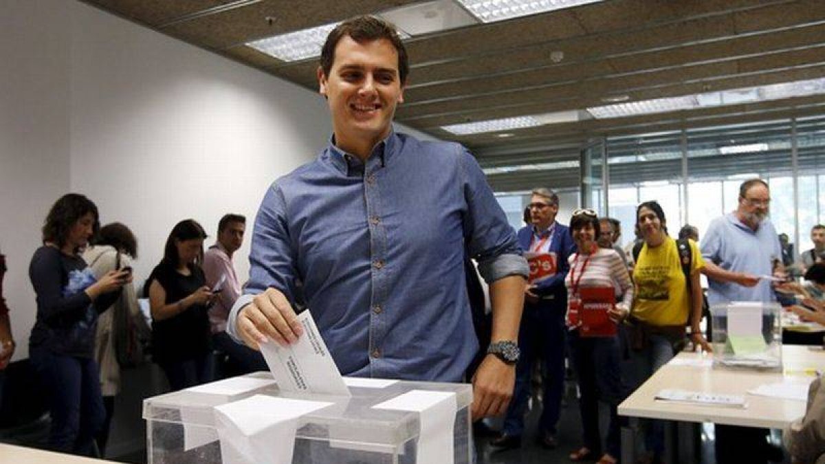 El líder de Ciudadanos, Albert Rivera, vota en Barcelona.