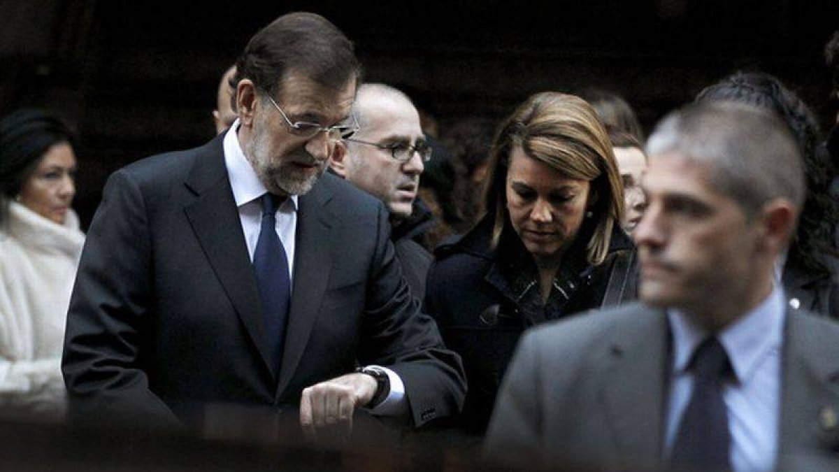 Mariano Rajoy y María Dolores de Cospedal (detrás), durante su visita a la capilla ardiente de Fraga, este lunes, en Madrid.