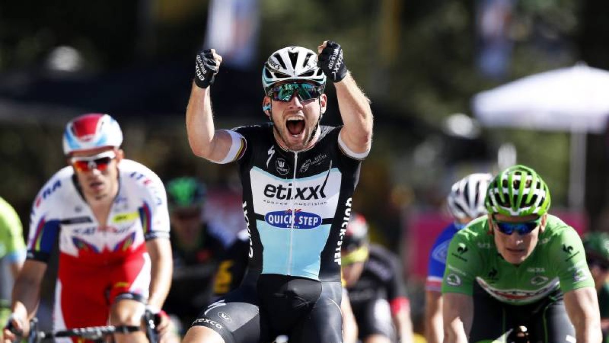 El ciclista británico Mark Cavendish (c) del equipo Etixx Quick Step se impone en la séptima etapa de la 102º edición del Tour de Francia, una carrera de 190.5km entre Livarot y Fougeres, en Francia, hoy, 10 de julio de 2015, por delante del alemán André