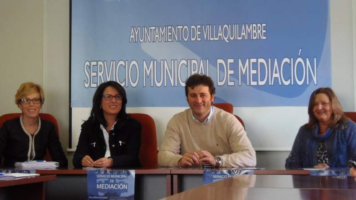 En el medio, Rosa Carneros y el alcalde, durante la firma del convenio de mediación.