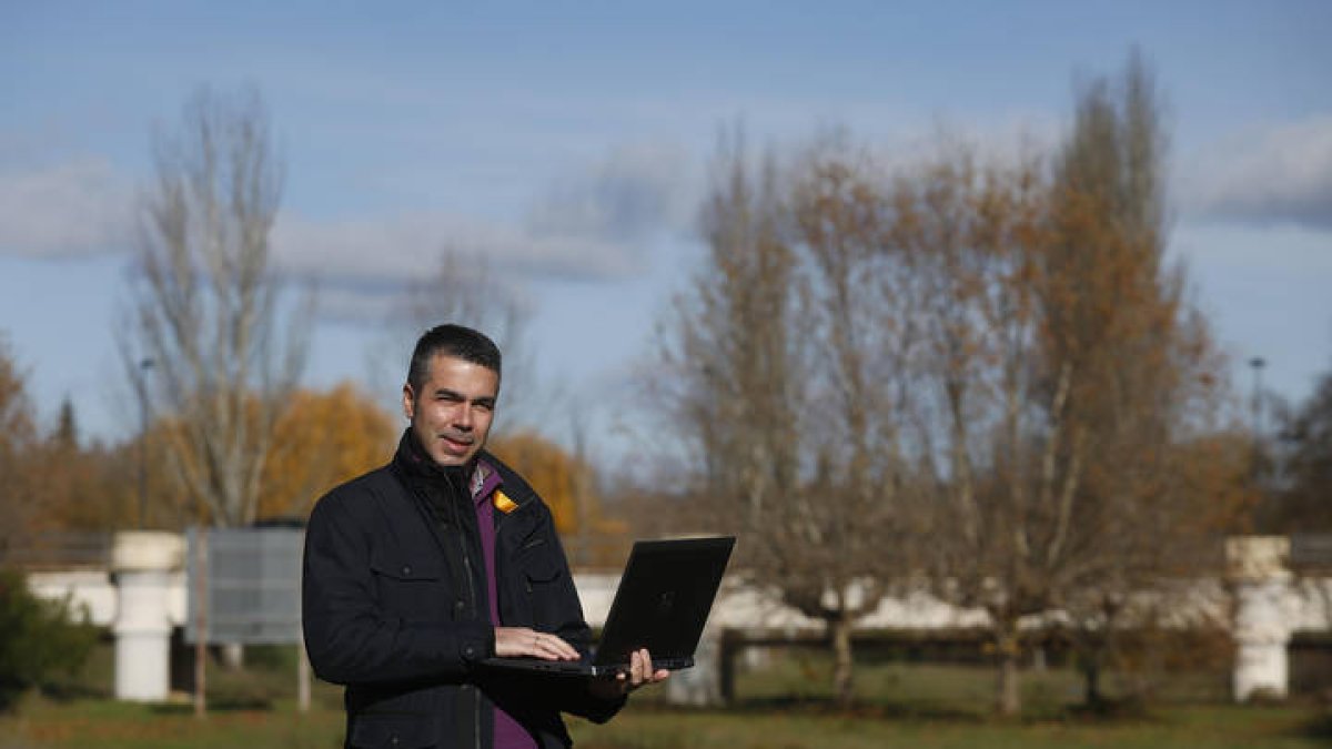 Imanol García, nómada digital del proyecto de Ineco RuralTic, en Carrizo de la Ribera. FERNANDO OTERO PERANDONES