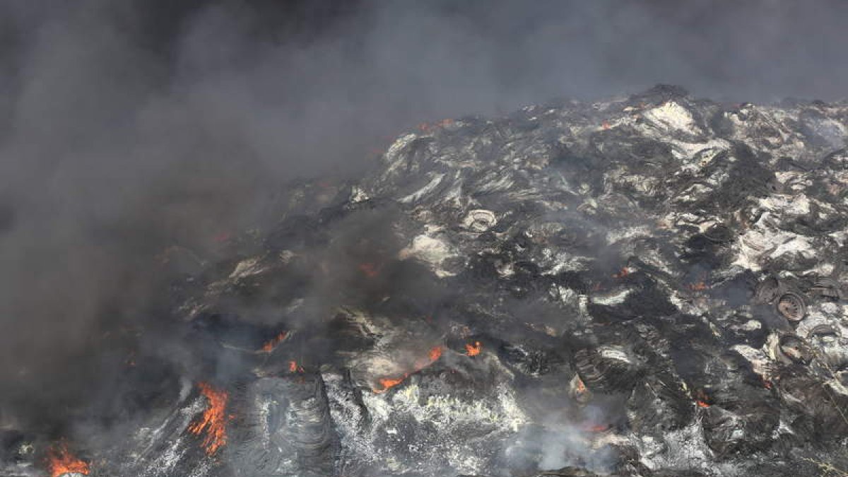 Los bomberos calculan que se están quemando dos millones de ruedas en Chozas.