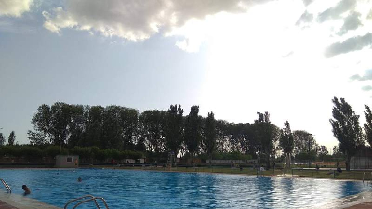 Dos imágenes de las piscinas municipales de Valencia de Don Juan, donde se ha reducido drásticamente la presencia de usuarios. DL