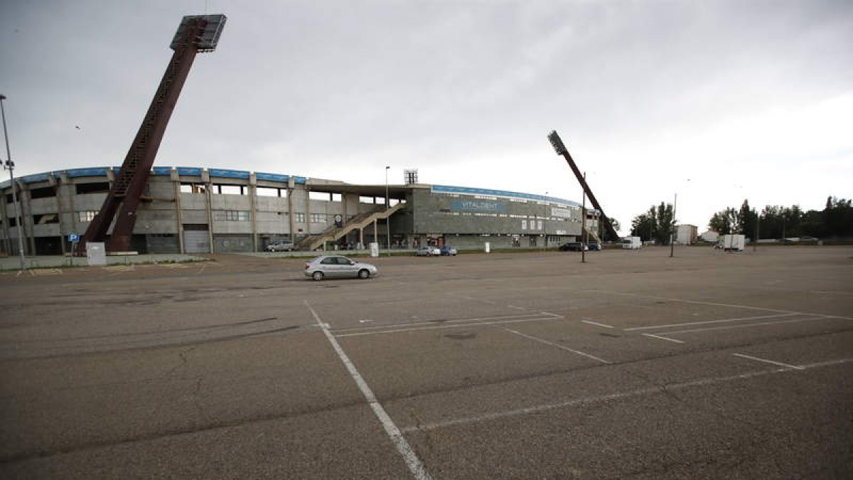 La explanada del aparcamiento del estadio de fútbol, donde se monta el recinto ferial, este viernes a media tarde. RAMIRO