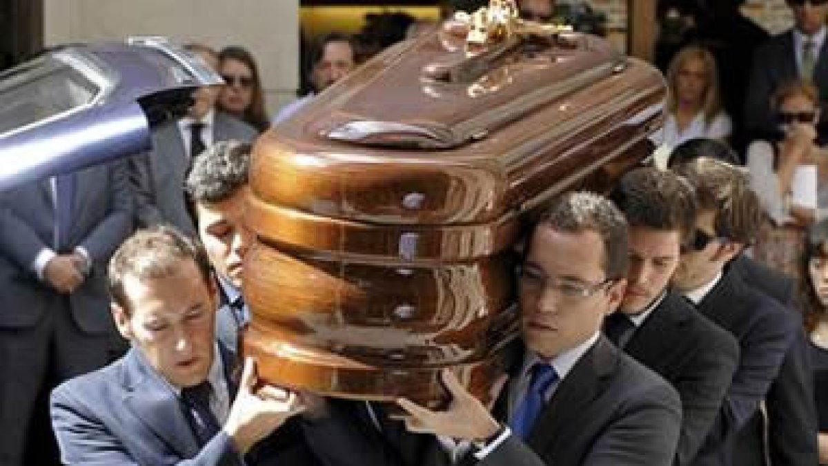 Familiares y amigos portan a hombros los restos mortales de Villanueva.