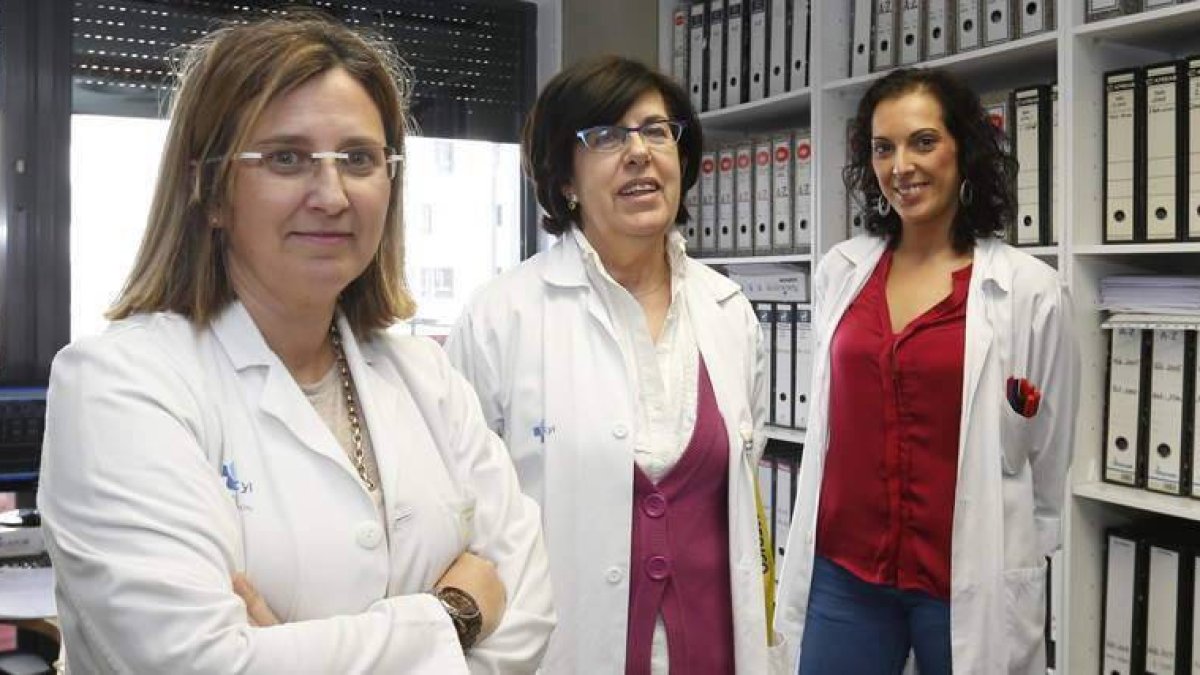 Ana de la Hera y Teresa Ribas, patólogas, y Lorena Estévez, documentalista