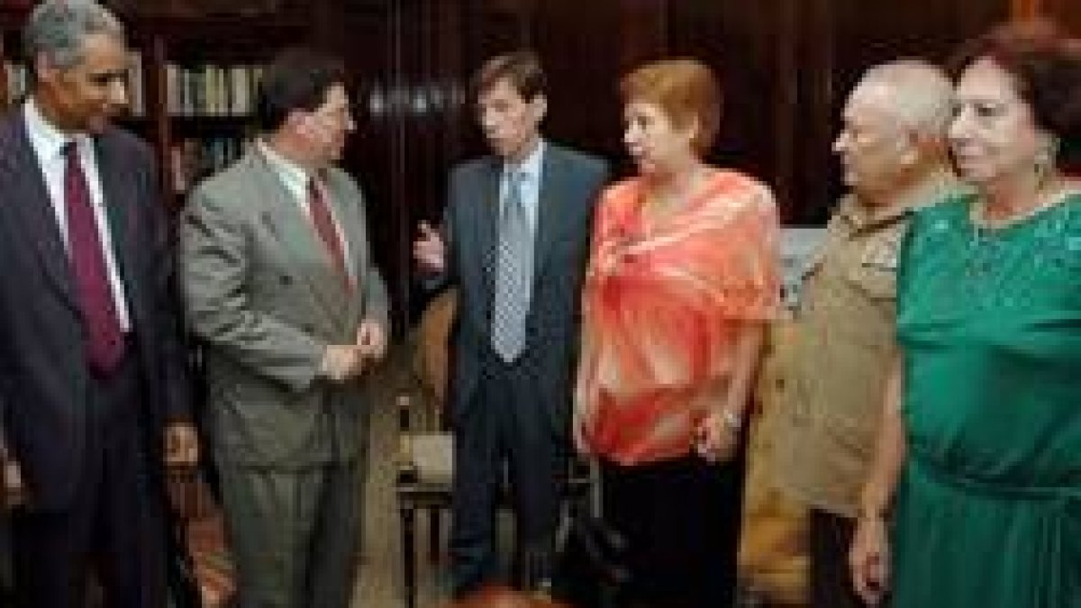 El embajador de España en Cuba (en el centro) conversa con varios miembros del gobierno cubano