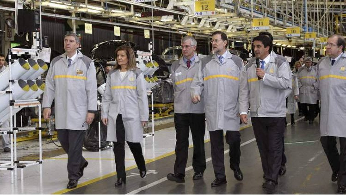 El presidente del Gobierno, Mariano Rajoy, y el presidente de la Junta, Juan Vicente Herrera, durante la visita el miércoles a Renault.