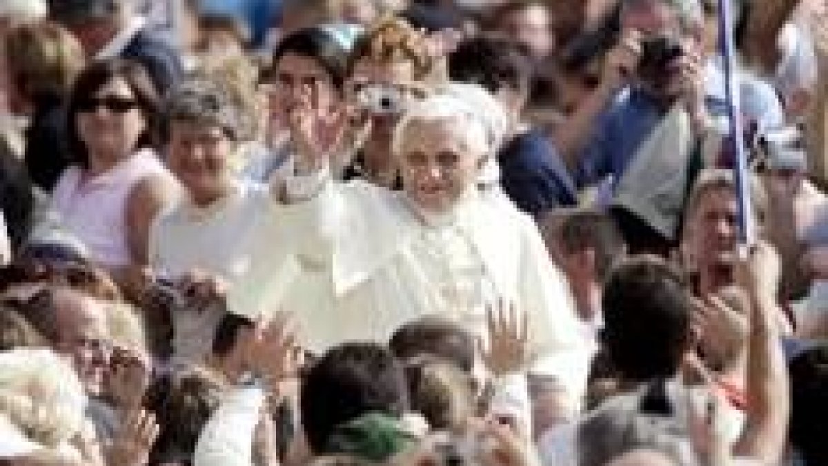 Benedicto XVI saluda a los fieles en su último encuentro con ellos en el Vaticano