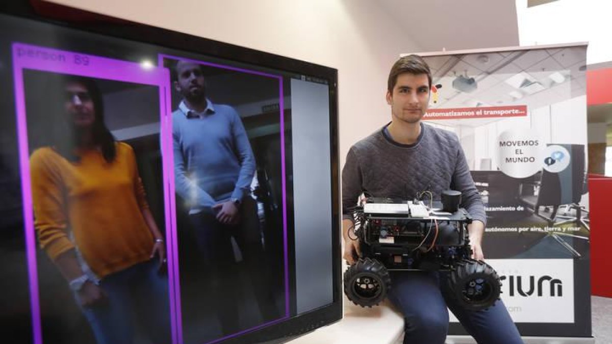 Boñar sujeta un vehículo con el software incorporado que identifica en la pantalla a Domínguez y Alonso somo 'personas'.