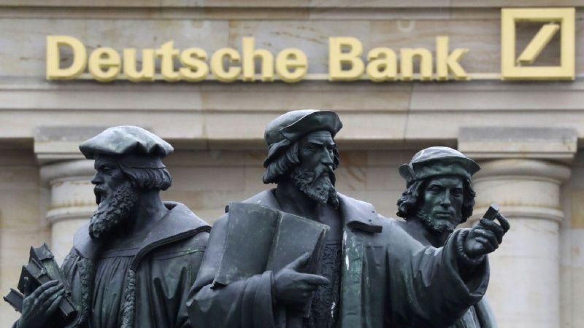 Estatuas en Fráncfort, ante una oficina del Deutsche Bank.