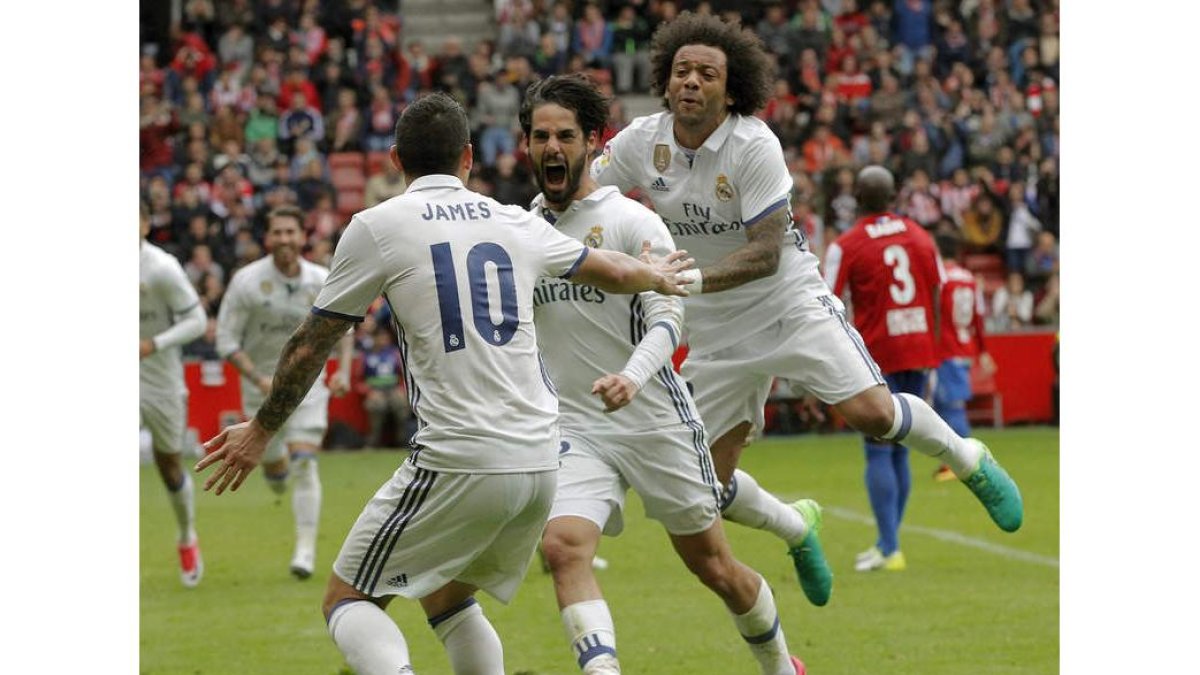 James y Marcelo celebran el segundo gol de Isco al Sporting que supuso el triunfo del Real Madrid en el Molinón. MORANTE