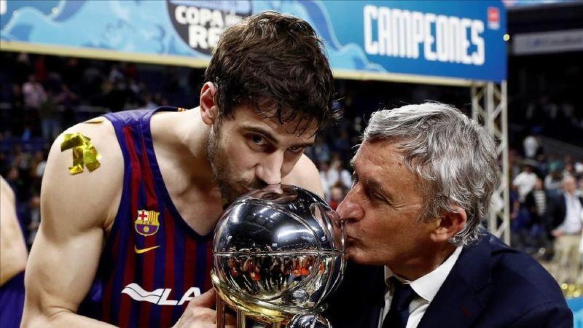 Svetislav Pesic besa la Copa del Rey junto al capitán Tomic tras la final.