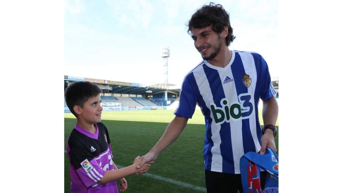 Lucas Domínguez, derecha, saluda a un niño deportivista
