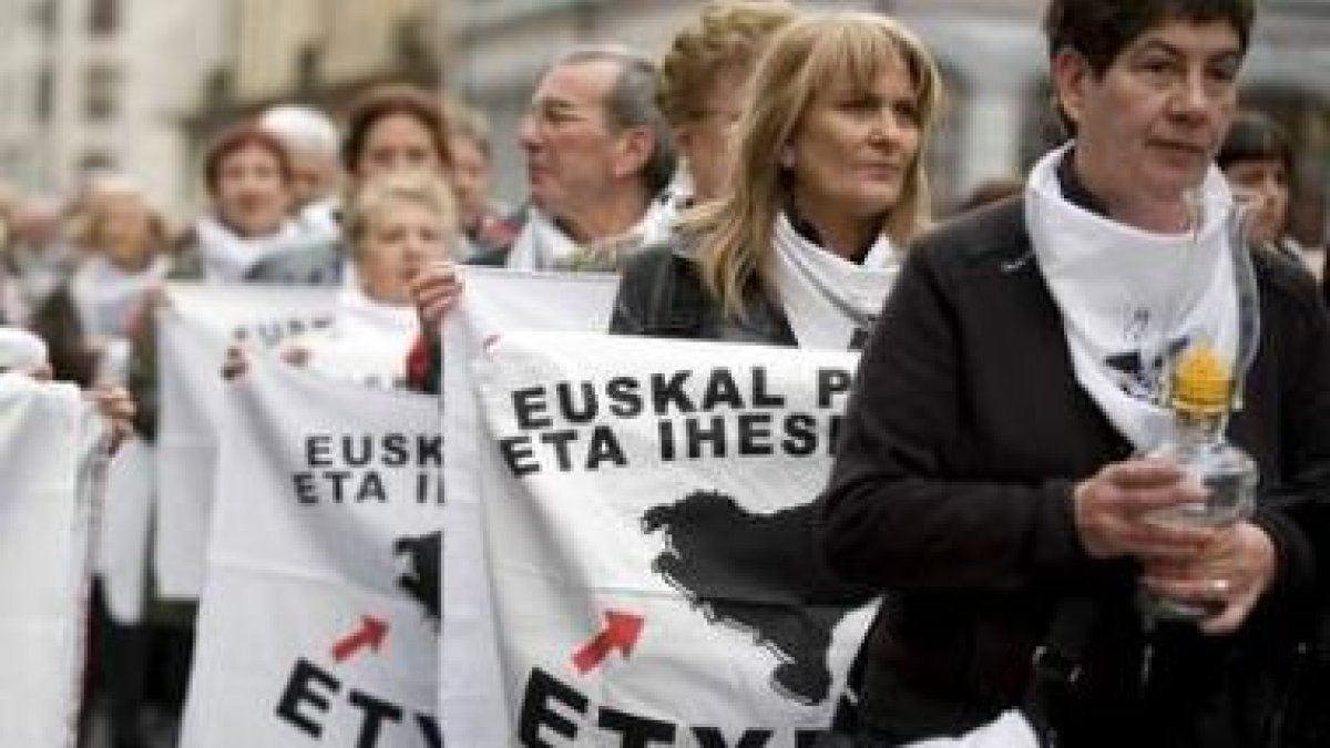 Varios manifestantes sostienen banderas durante la manifestación del sábado en Bilbao.