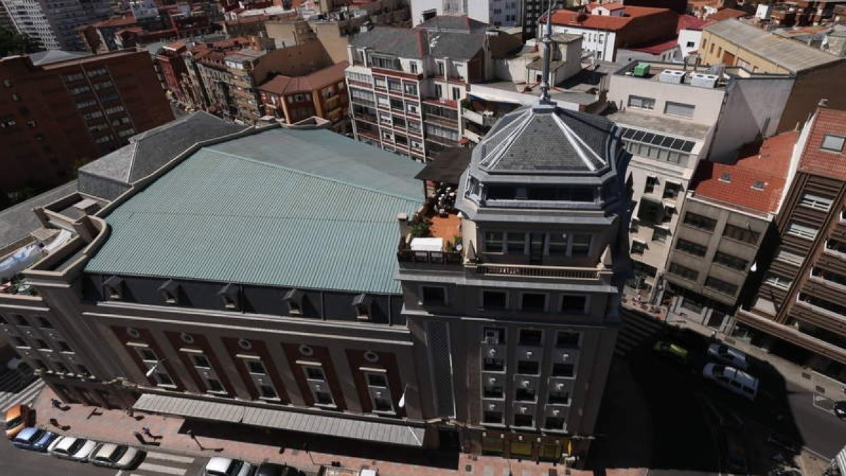 Fotografía aérea del Teatro Emperador tomada en 2015 en la que se ve el edificio completo. RAMIRO