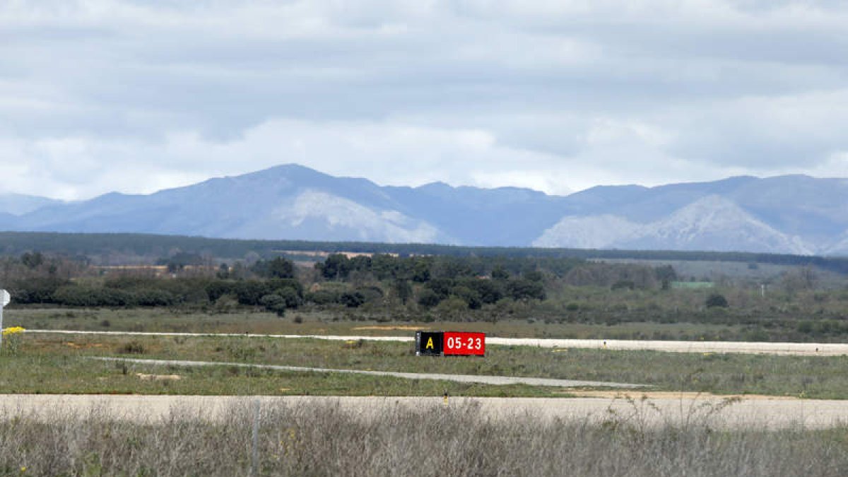 Zona de la pista del aeropuerto de León. MARCIANO PÉREZ