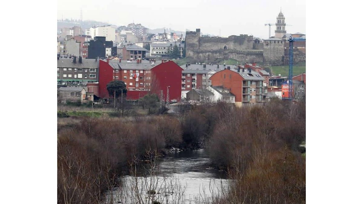 El río Sil, visto desde el barrio de Flores del Sil.