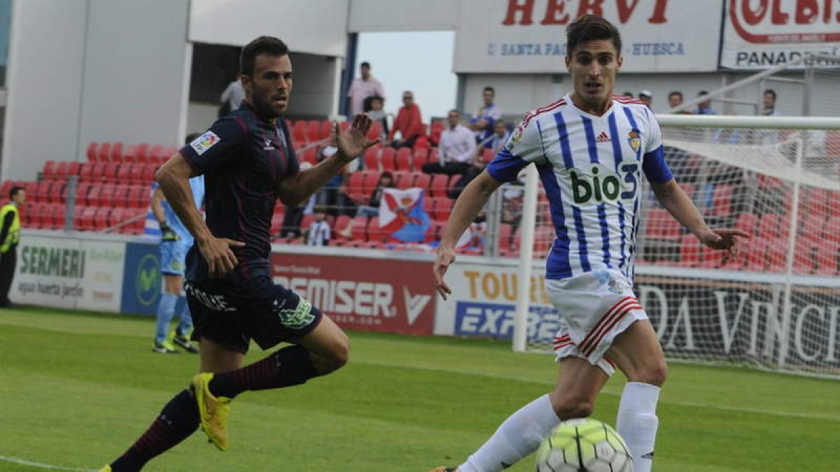 Berrocal conduce un balón en el penúltimo partido fuera de casa ante la SD Huesca.