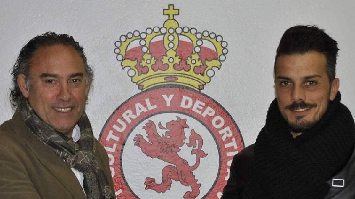 Felipe Llamazares y Rubén de la Barrera tras la firma de la renovación de éste como entrenador de la Cultural por dos años más.