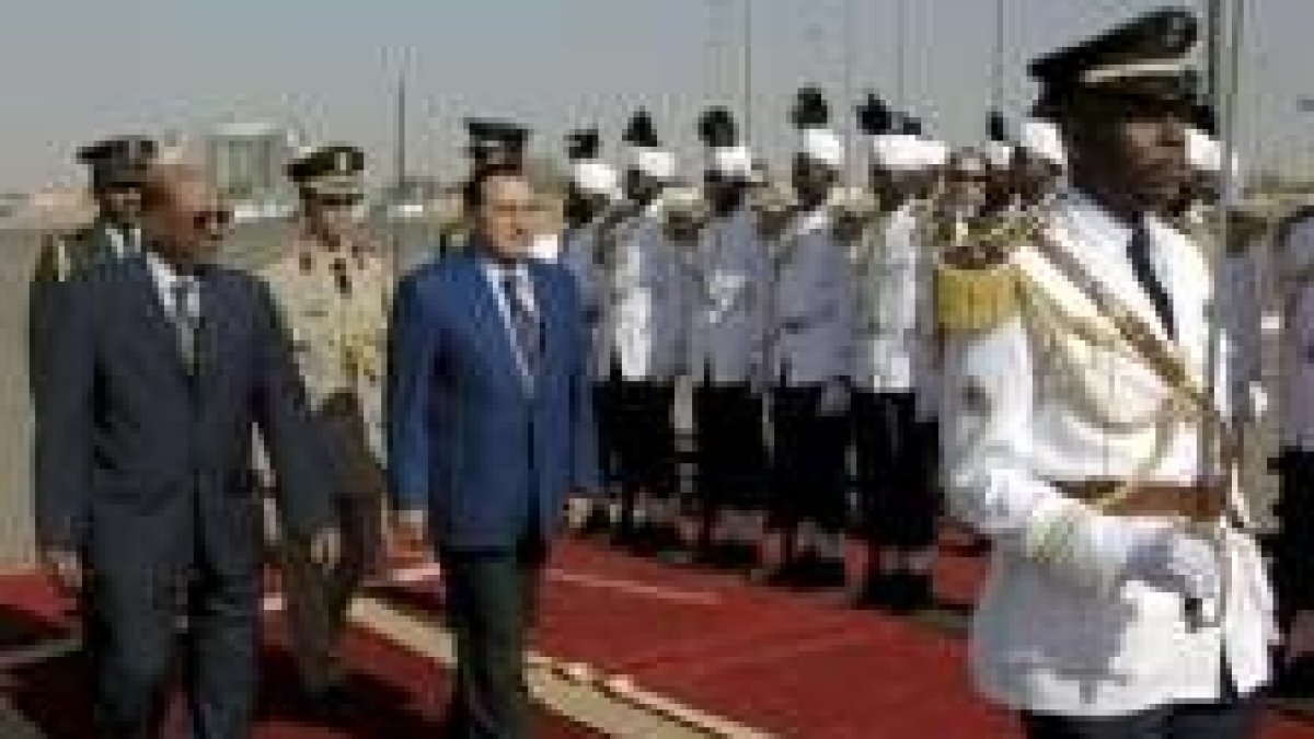 Omer Al-Bashir da la bienvenida al presidente egipcio, Hosni Mubarak, en una visita reciente