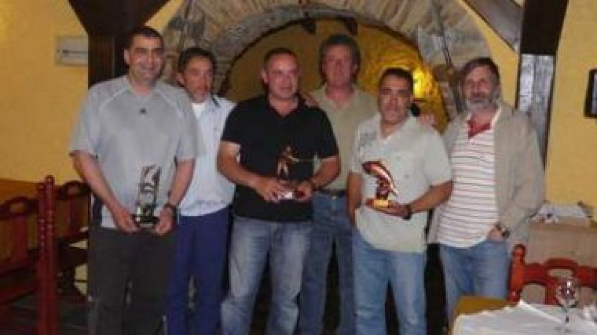 Los pescadores galardonados posan con sus trofeos.