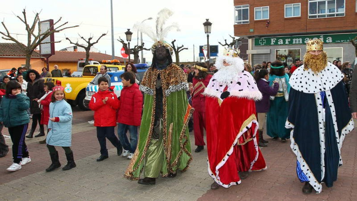 El día 5 los Reyes Magos llegan en tren al municipio (15.50 horas) antes de recorrer las calles de Nava y Villaobispo.