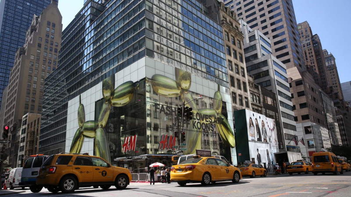 La escultura ‘Ballon Dog’, de Jeff Koons, proyectada en la fachada de una de las tiendas neoyorquinas de la cadena H&M.