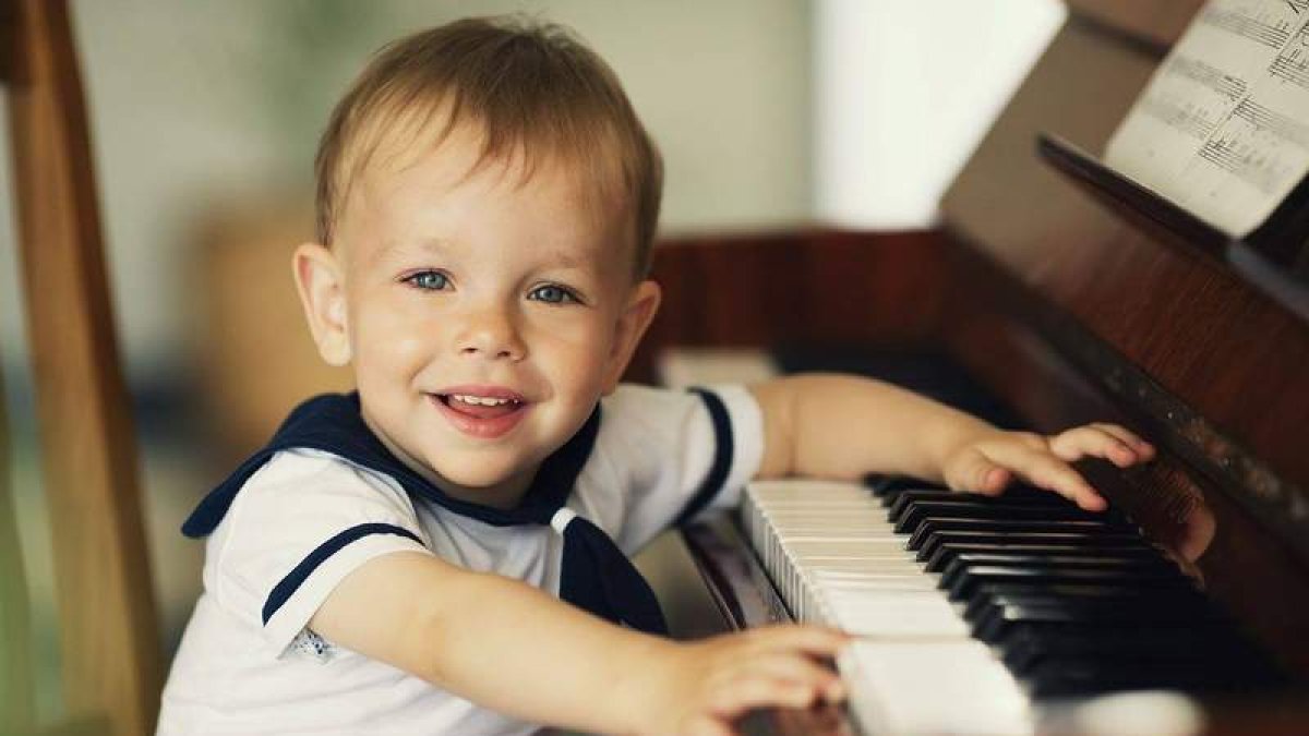 Un niño de tres años tocando el piano. DL