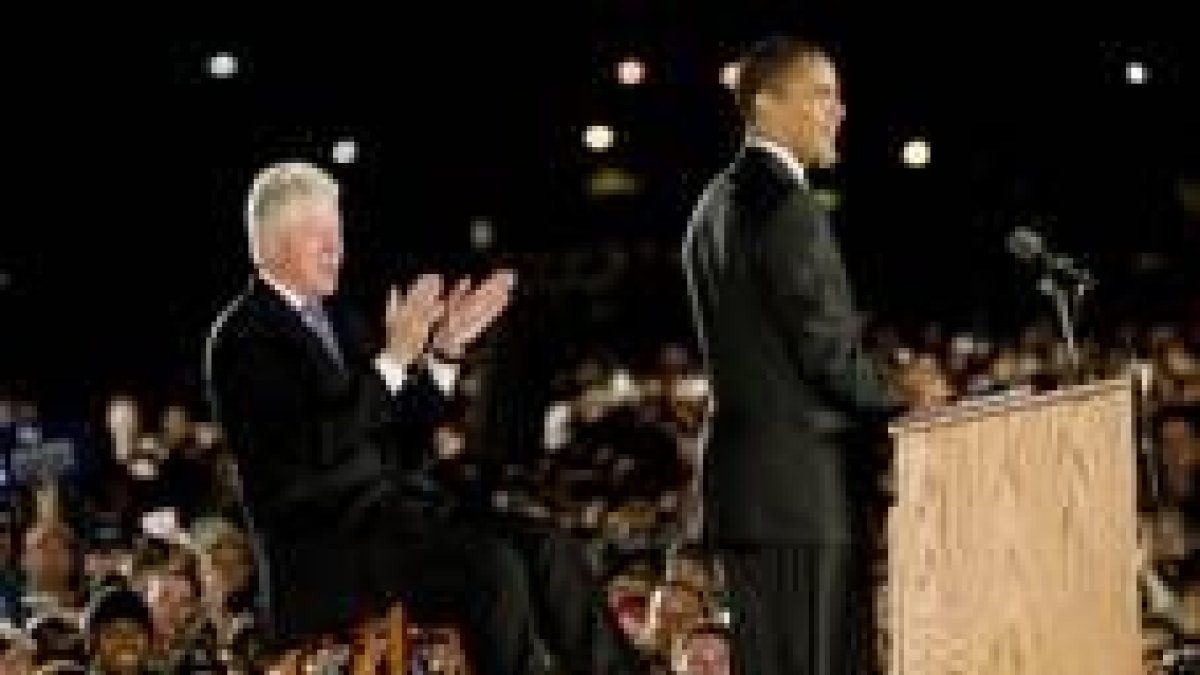 Obama pronuncia un discurso junto al ex presidente, Bill Clinton