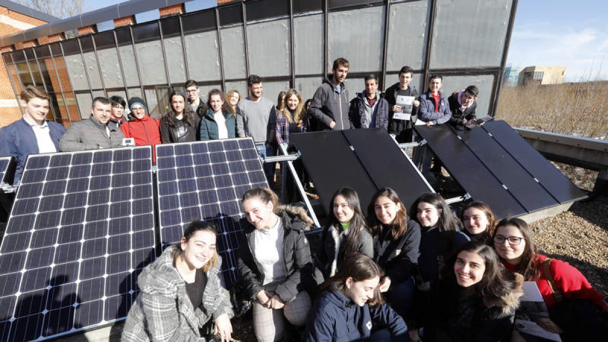 Estudiantes de Veguellina de Órbigo en la visita a la Escuela de Minas y Energía. MARCIANO PÉREZ