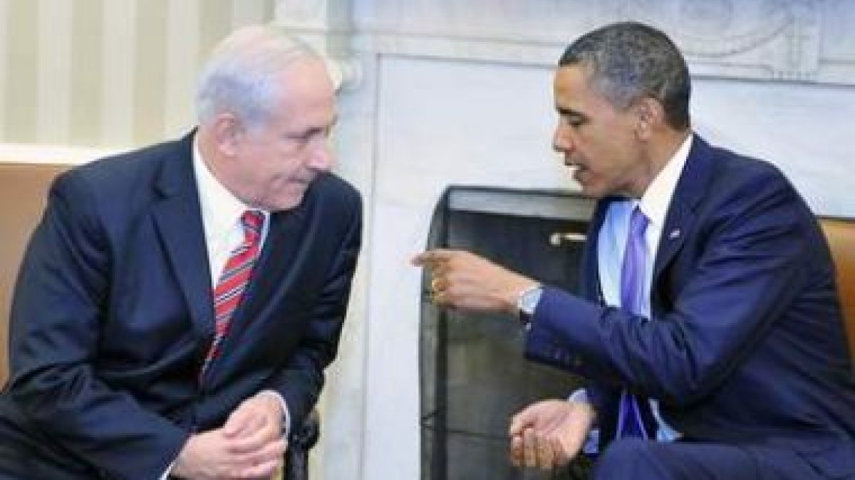 Benjamín Netanyahu y Barack Obama conversan en el Salón Oval de la Casa Blanca.