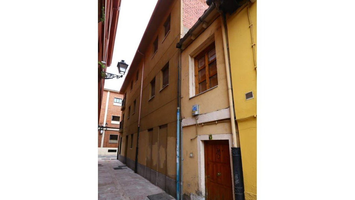 A la izquierda, la casa de la plaza del Conde. A la derecha, el inmueble de la calle de La Hoz.