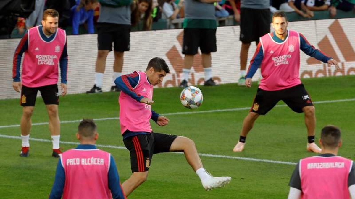 Morata, en el centro, durante el entrenamiento de ayer de la selección española. JULIO MUÑOZ