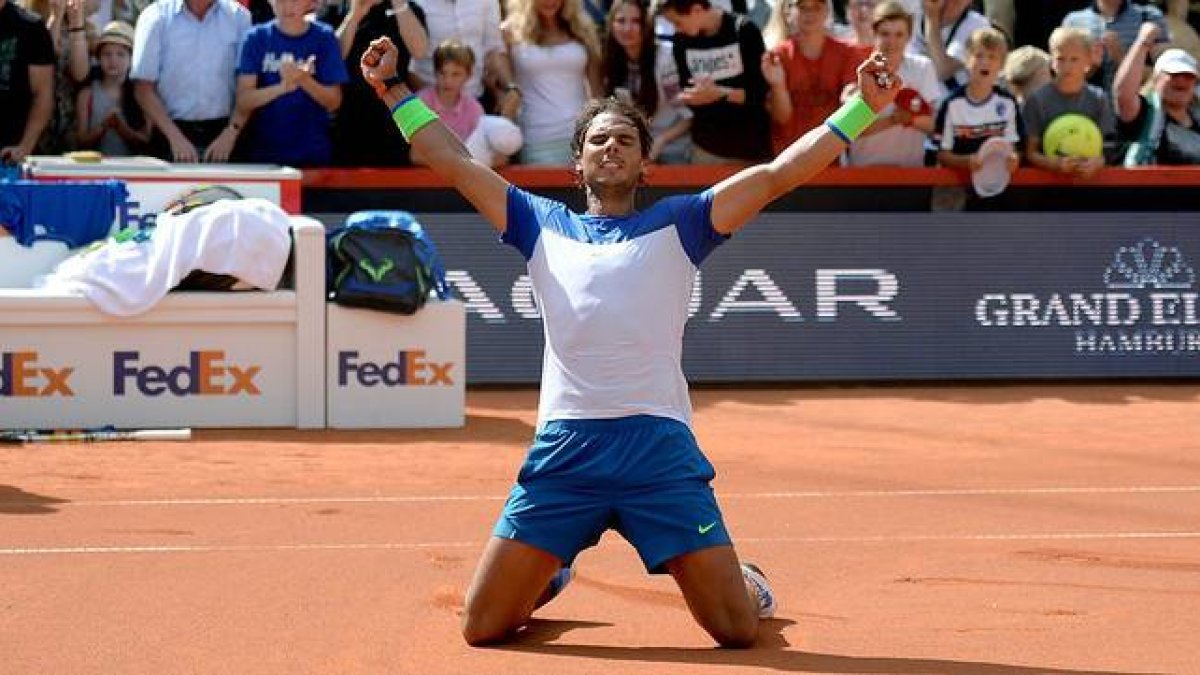 Rafael Nadal, de rodillas sobre la pista, celebra su victoria en la Final de Hamburgo ante Fabio Fognini.