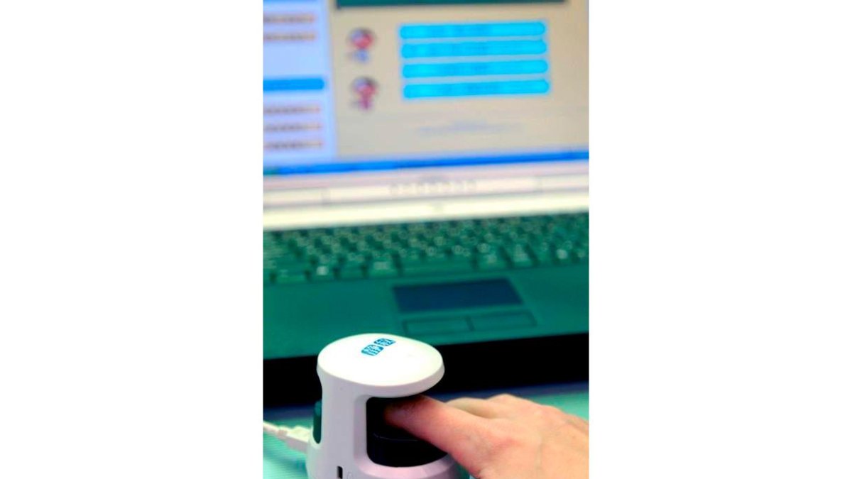 Dispositivo de huellas dactilares Johmon utilizado como contraseña de acceso a un ordenador.
