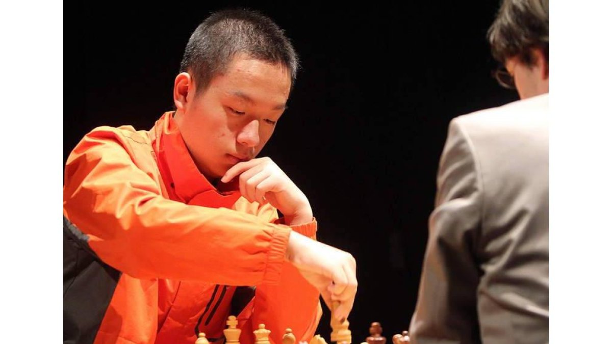 El chino Yi Wei mueve ficha en la final que disputó contra el francés Vachier-Lagrave